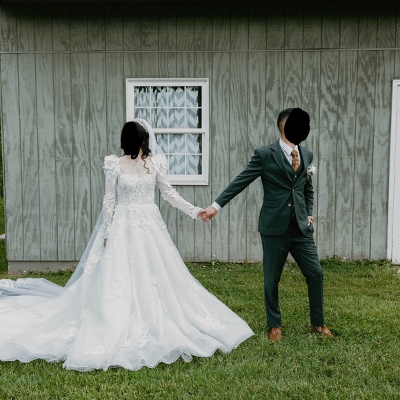 Wedding dress with 3D Flowers and Petticoat - Picture 6 of 10